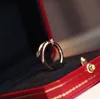 2022 V Guldkvalitet Punk Charm Band Ring med diamant i två färger pläterade kvinnor och man bröllop smycken gåva har stämpel normal låda packning ps3055a har logotyp