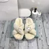 Top nyast luxurys designers kvinnor damer ull tofflor glides vinter päls fluffig furry triangel bokstäver sandaler varm fuzzy tjej flip flop slipper svart vit beige