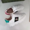 2022 Designer bestickte Plattform Sneaker Männer Frauen Freizeitschuhe weiße Leder -Sneaker mit House Web Golden Bee Girls 2 Farben Runner Trainer 322