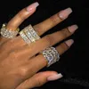 2021 Novo Design Joias Femininas Gelo Branco Transparente 5A Zircônia Cúbica Baguette CZ Eternity Engagement Band Bandas de Empilhamento Anel de Dedo X0715