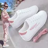 Ucuz Takozlar Ayakkabı Kadın Yaz Dantel-up Eğitmenler için Yuvarlak Ayak Ayakkabı Beyaz Sneakers Kadın Öğrenci Ayakkabı Platformu Sneakers Y0907