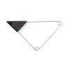 Niche européenne et américaine triangle inversé lettre broche atmosphère simple costume de mode polyvalent pull accessoires unisexe haute qualité livraison rapide