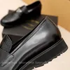 Sapatos masculinos de couro de couro designer de luxo preto 2023 tênis respirável antiderrapante resistente ao desgaste sola de borracha