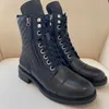 Meias botas de couro de bezerro preto qualidade de salto grosso Knight Boot Sapatos planos com cadarço Abertura ajustável com zíper Botas de motocicleta Calçado de luxo feminino de designer de fábrica 35-42