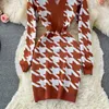 Vestido corto de cintura alta tejido con rejilla de pata de gallo de bloque de color de manga larga con cuello en V para mujer de nuevo diseño de otoño