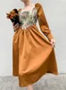 Vintage Jacquard Langarm Tunika Kleid Frauen Herbst A-Linie Square Neck Floral Midi Damen Gold 210427