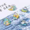 Leuke Surfing Kat Dog Emaille Pinnen Broche Cartoon Zee Strand Vis Grappige Dier Metalen Badge Revers Kleding Trui Sieraden Accessoires Dames Kids Gift Vrienden Groothandel