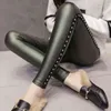 Зимние леггинсы женщины мода заклепки тонкий карандаш брюки черные тощие дамы флис из искусственной кожи Spodnie Z0002 210518