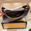 Half Moon Shoulder Bag Letter Underarm Påsar Pouch Women Clutch Leather Purse Bottom Letters Decor Sling Pack Tote Female Walls