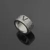 Projektanci mody Unisex biżuteria mężczyźni kobiety pierścień ze stali nierdzewnej drążą V inicjały grawerowany wzór miłośnicy pierścionki rozmiar 6-9