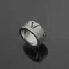 Mode Unisex Ontwerpers Sieraden Mannen Vrouwen Rvs Ring Hollow Out V Initialen Gegraveerd Patroon Liefhebbers Ringen Maat 6-9