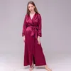 Kvinnors Sleepwear Long Kimono Bröllopsmorgon Robe Gown Sexig med Bälte Sommarintim Underkläder Lös Nightwear Satin Badrock