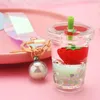 Keychains Creative Fruit Strawberry Milk Tea Cup Keychain Drijvende drijfzand en acryl Keyring Vrouwen Men Men Autobas Hanger Key Holder 1015071