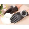 Fünf Finger Handschuhe 1Pair Winter weiche Fäustlinge warme PU -Leder -Pelzbällchen Frauen weibliche Bildschirm Frauen TC21