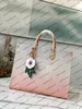 M57641 designer feminino saco de compras cor gradiente gigante lona flor accessorized couro colorido onthego bolsa 312o