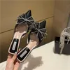 Zapatillas 2021 Cristal Bow-Navo Mujeres modernas Mulas de encaje Mulas de sandalias Flip Flip Zapatos de verano Bombas de mujer delgada