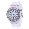 ساعة Wristwatches Fashion Flash Luminous Watch شخصية شخصية الطلاب عشاق الهلامي امرأة رجال الساعات الخفيفة معصم RELOJ HO319K