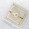 純粋な10Kイエローゴールドラウンドブリリアントカット0.5 CT Moissanite 4 Prong Solarite Labダイヤモンド婚約リング