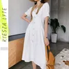 女性の白いドレス春の夏の贅沢なシングルブレストサテン半袖Vネックボトンミディドレス210608