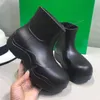 2021 Créateur de mode Bottes de pluie de luxe Botte courte en peau de mouton Coussin en latex Pieds Plate-forme Femmes Chaussures décontractées Matériel de haute qualité9012698