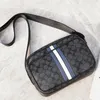 Groothandel fabriek mannen leer tassen licht en comfortabele polka dot crossbody tas straat mode gestreepte handtas waterdichte slijtvaste lederen rugzak