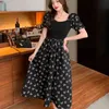 Hohe Taille Puff Kurzarm Kleid Sommer Mode Frankreich Stil Vintage Elegante Cartoon Applikationen Geraffte Casual Weibliche 210515