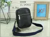 Mens Black Bluexases Designer Nylon Bags de ombro de moda Moda Messenger Bag de tamanho médio homens breves 8008# 15.5cm