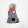 Vinter stickade hattar luxurys brev pompon beanies päls pom skalle kepsar boonet kvinnor tjejer utomhus varm hak hatt chunky stickad lock med tag lime etikett