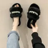 2021 Pantoufles en peluche Mode Nouveaux rivets de perles Un mot Chaussures de marée de personnalité à fond souple dans une variété de couleurs Vente directe d'usine