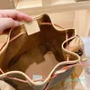 Designer- kleurrijke lederen trekkoord emmer tas vrouwen crossbody handtas glanzende gouden messing metalen fittingen natuurlijke koeienhuid trimmen