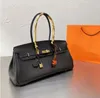 Portachiavi di alta qualità di lusso Uomo Donna Accessori moda Borsa Portachiavi con fibbia appesa Designer di marca PU in pelle con lettera Ciondoli con pantofole Regali