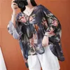 Johnature Automne Coréen Sweet Fashion Imprimé V-Col V Trois Quarter Sleeve T-shirt Loisirs Irregular All-Match Femmes Tops 210521