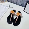 2021 Designer Dia's Vrouw Slippers Klassieke Vrouwen Sandalen Dubbele Metalen G Letter Zwart Wit Goud Rood Geel Flip Flops 35-42 Zomerstrand Foam Runner met geschenkdoos