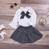 女の子の服は春の秋のボタンの綿の縞模様のトップ+かわいい格子縞のスカートの弓3pcs子供服210515