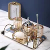 ensemble d'accessoires de salle de bain en verre
