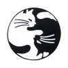 Yinyang Cat объятия Брошь Булавки Симпатичные эмаль для животных Отворотный PIN для женщин Мужчины Верхнее платье Cocage Мода Ювелирные Изделия будут и песчаные