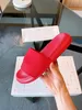 Mäns och kvinnors tofflor Designer Gummi Slide Sandaler Röd, Vit och Svart Pulver Mode Skor Beach Badrum Blomma Box 35-46