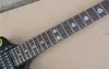 エクスプローラー型グース形状エレクトリックギタークラシックブラックボディゴールドパウダー刻まれたパターン7380114