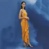 r vestido longo de alta qualidade laranja vermelho sem alças sem encosto de plissado senhoras sexy espaguete festa de clube 210525