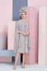 Chic Grey Pleats Chiffon Mother Of The Bride Dresses 3/4 Long Sleeves Knee Length Lace Applique Short Prom Party Gowns with Cape Wraps Women Formal Robe de Soiree AL9840