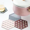 Mats Pads Hexagon Placemat förtjockad TPR-porslinskudde Universal Hollow Bordsskål Mat Cup Non-Slip TableThal Kitchen Tillbehör