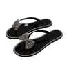 Sommar Ny Flat-Bottom Fashion Womens Flip-Flops Sexig Rom Rhinestone Bow Wild Outdoor Plus Storlek Kvinnor Tofflor 36-40 Y220221