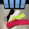 2021 Designer Herren Damen Socken Fünf Marken Luxe Sports Winter Mesh Brief Gedruckt Socke Baumwolle Mann Femal Socken mit Box für Geschenk dfhsx
