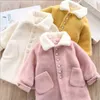 Chaqueta acolchada gruesa de terciopelo de visón para niñas, nueva moda de invierno 2021, abrigo de lana de estilo coreano de longitud media para niños H0909