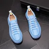 Lyxig designer blå läder män affärer bröllop skor brittiska mode runda tå sneakers våren höst vit spets upp avslappnad styrelse loafers
