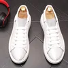 Våren höst mode män spets-up casual skor lyx designer cool bröllopsfest klänning loafers size37-43 vita läder lägenheter