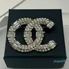 Design Broche Diamond Femmes Cristal Strass Simple Lettres Broches Suit Pin Mode Bijoux Vêtements Décoration de vêtements