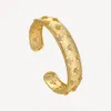 Flores clássicas moda manguito pulseira 18k banhado a ouro braceletes de diamante charme pilhas geladas de gelo para cima acessórios de presente de natal com malotas de jóias por atacado