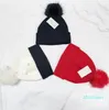 Winter Beanie hattar för män Kvinnor Pompom Patchwork Bokstäver Varm mysig stickad Skull Cap 6 färger Toppkvalitet Fashion Beanies