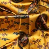 Tessuto per abbigliamento Largo 19 MM 93% Seta 7% Spandex Stampa tradizionale cinese Stretch Raso nero giallo per abito Cheongsam D1027